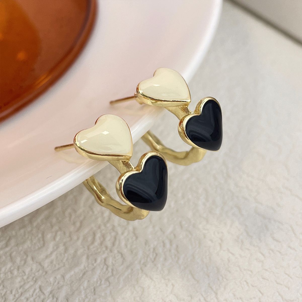 Women's Retro Oil Dripping Heart Shaped Exquisite Earrings