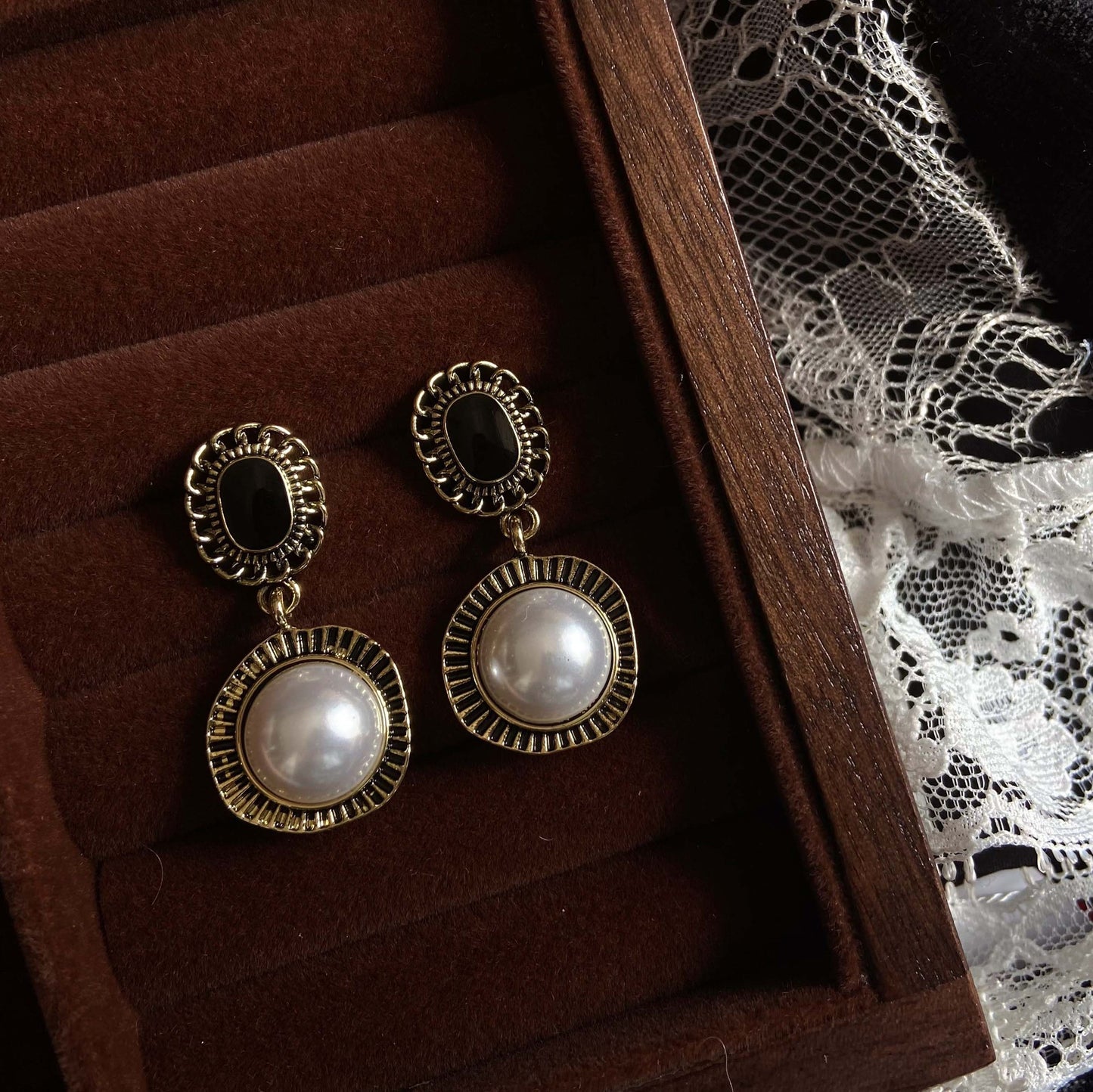 Boucles d'oreilles rétro à clip d'oreille en forme de bobine de moustique en perles pour femmes