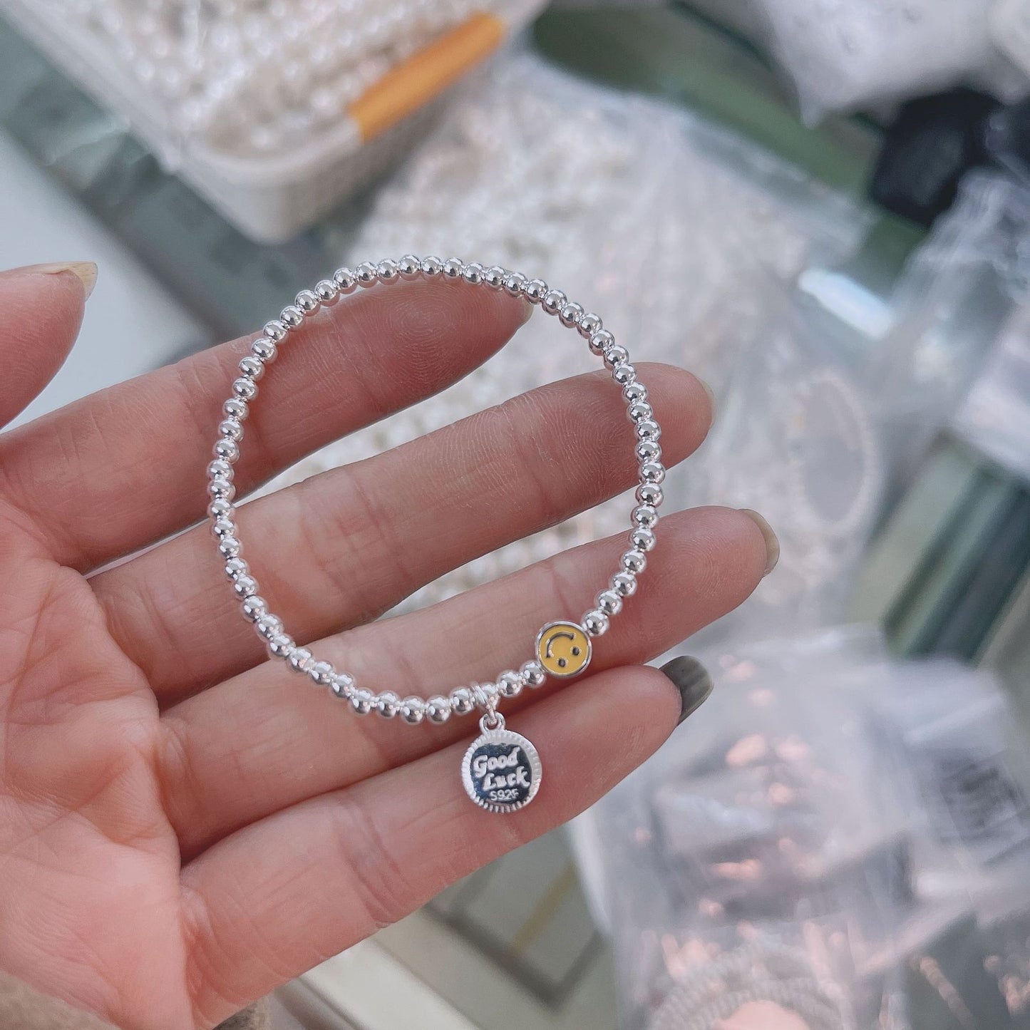 Handgefertigte Halsketten mit buntem Öl-Smiley aus Sterlingsilber für Damen