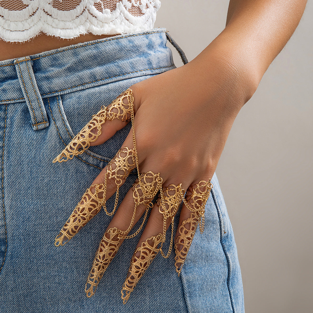 Damen-Persönlichkeits-Punk-Vintage-Kronenkette mit dunklem Hohlmuster