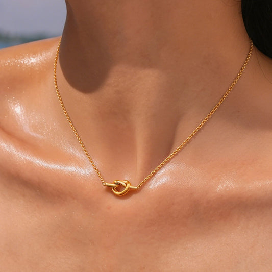 Women's Steel Knotted Heart Bends Hitches High-grade Clavicle Chain Does Not Necklace