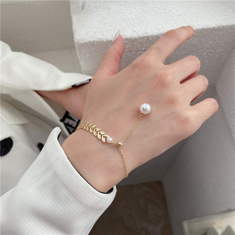 Women's Wheat Imitation Pearl Simple Elegant Asymmetry Bracelets