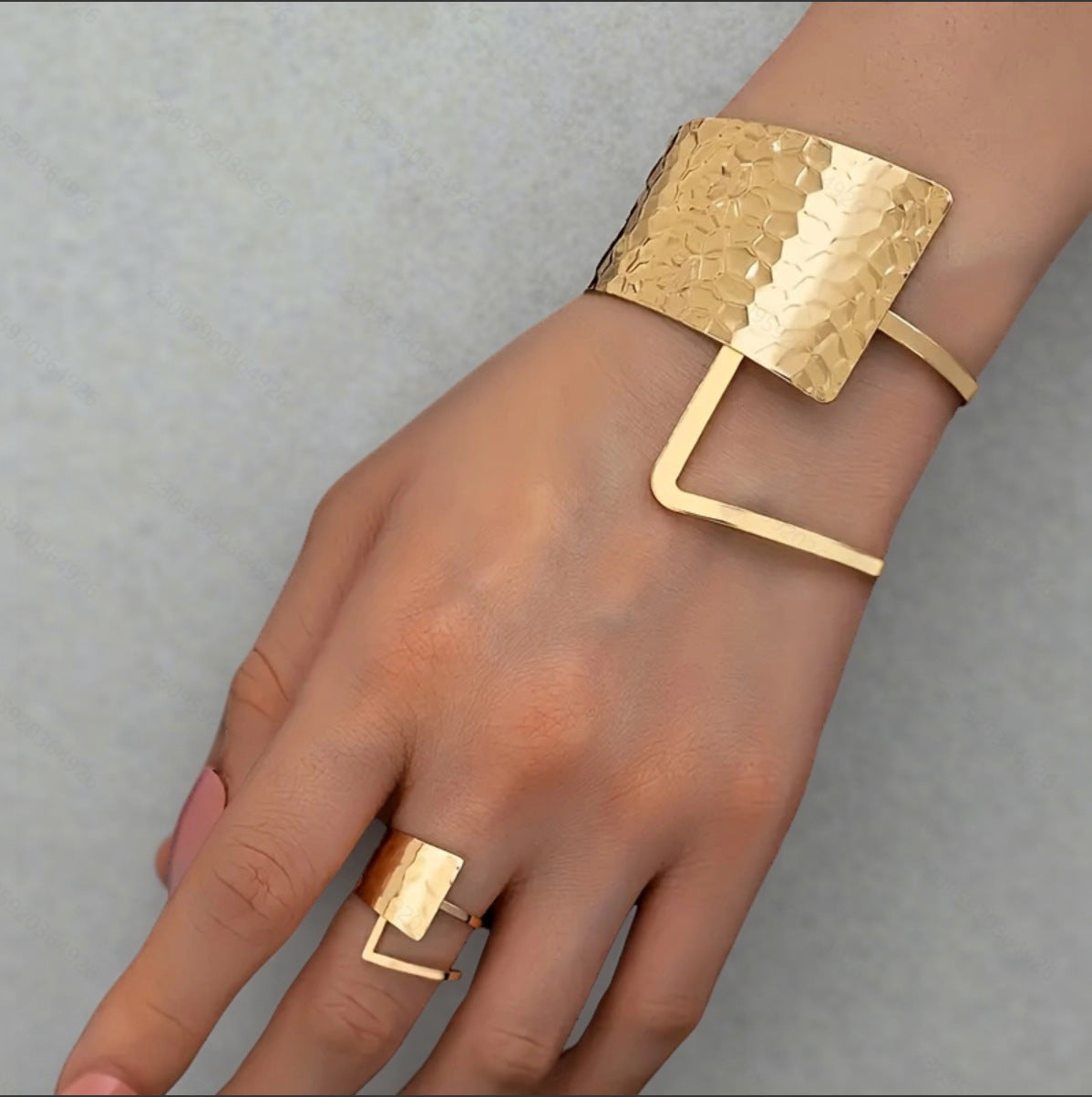 Design Golden Personalized Exaggerated Open Light Bracelet