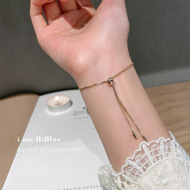 Stil: Elegante Kleeblatt-Armbänder mit mikroeingelegtem Zirkon und verstellbarem Zugseil