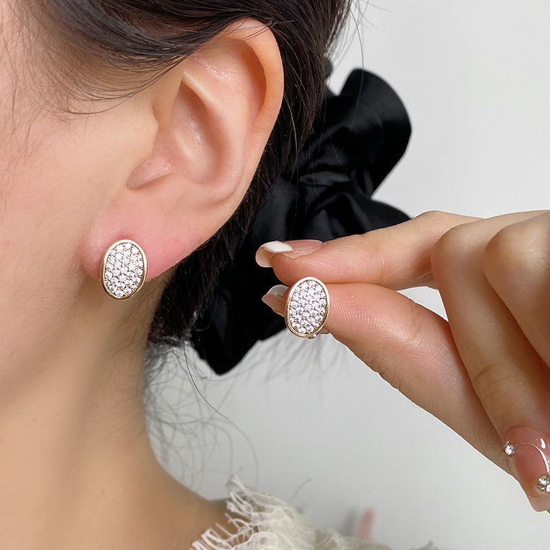 High-grade Micro Inlaid Zircon Exquisite Small Geometric Ellipse Bathtub Light Ear Clip