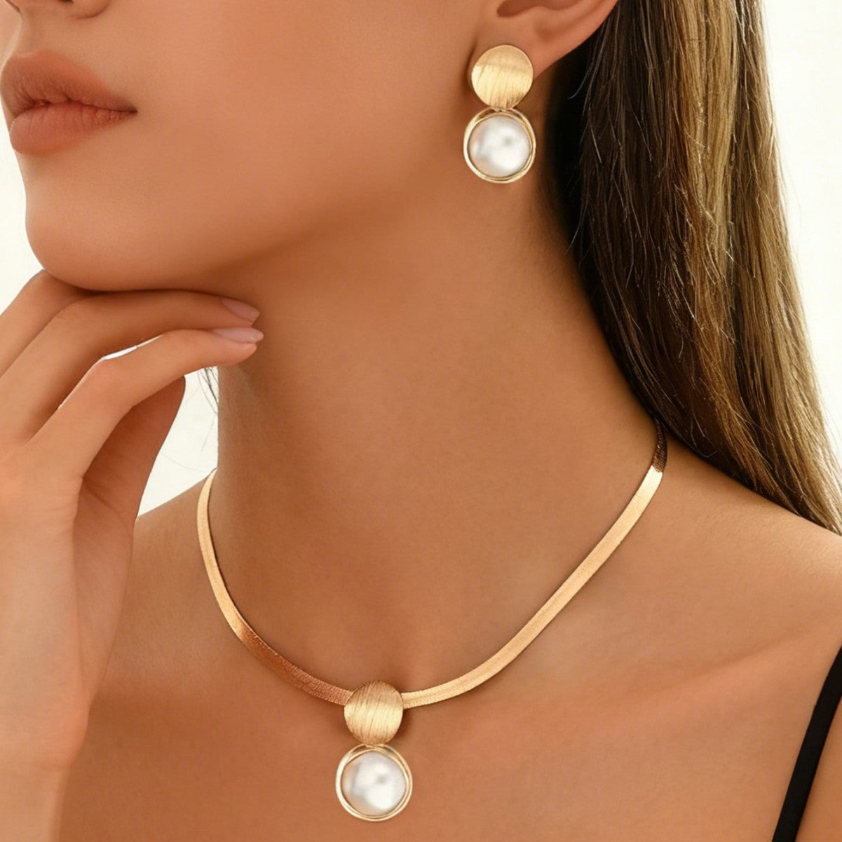 Wide Face Chain Like Flat Snake Imitation Pearl Round Clavicle Rings