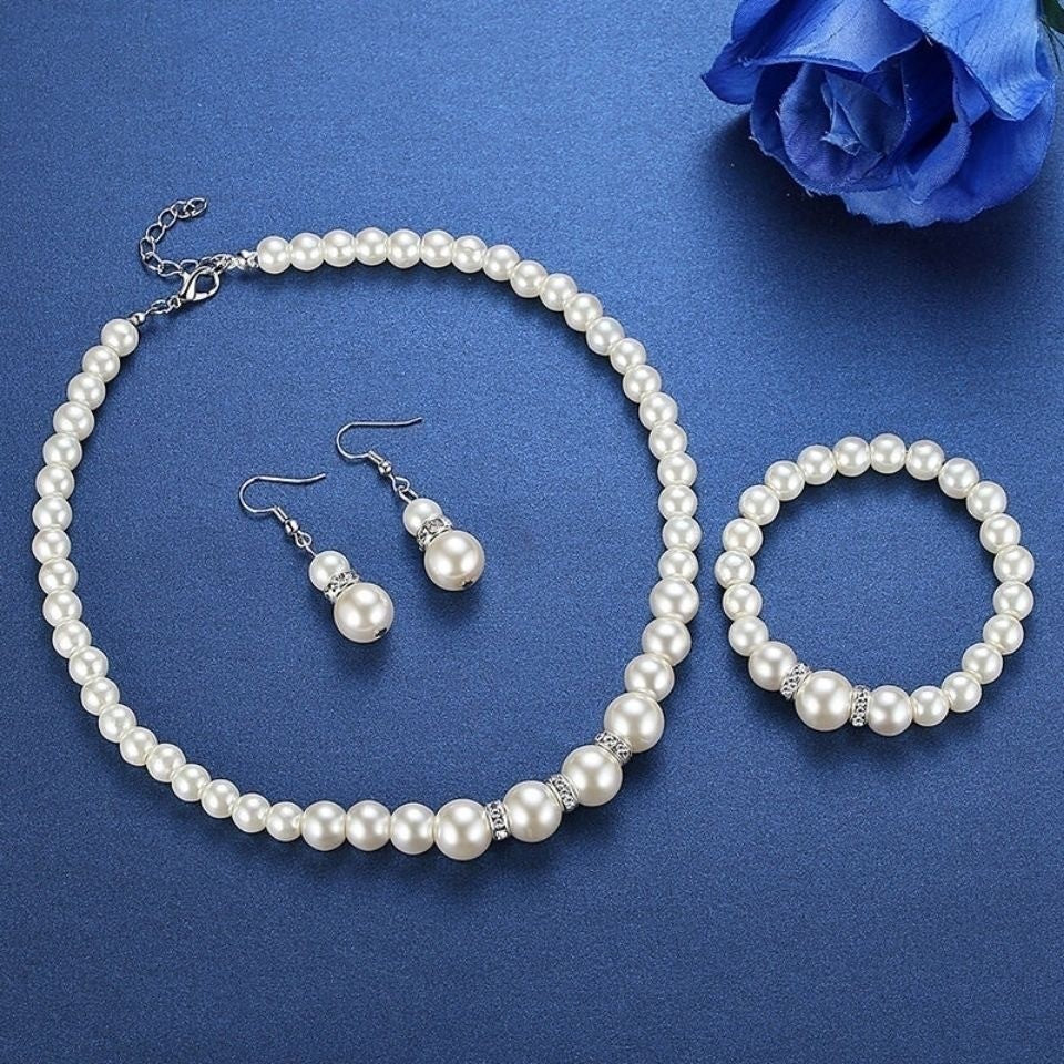 Bride Beautiful Wedding To Give Mom Three-piece Necklaces
