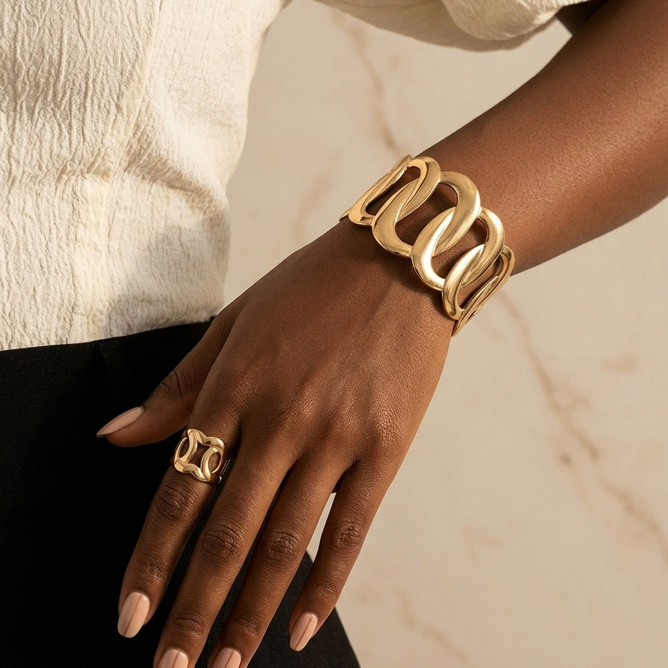 Design Golden Personalized Exaggerated Open Light Bracelet