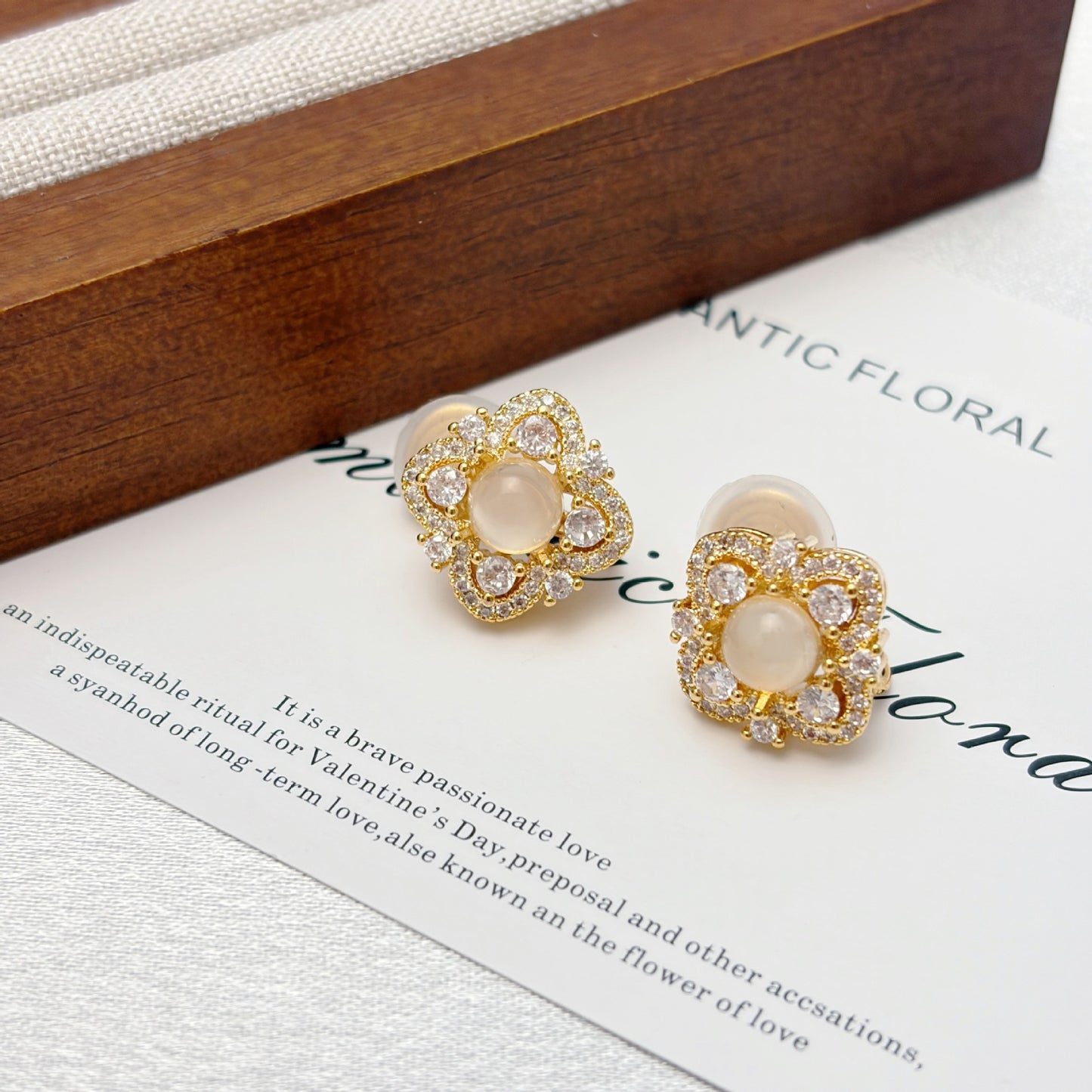 Chalcedony Four-leaf Flower Female Niche Design Fashion Refined Earrings