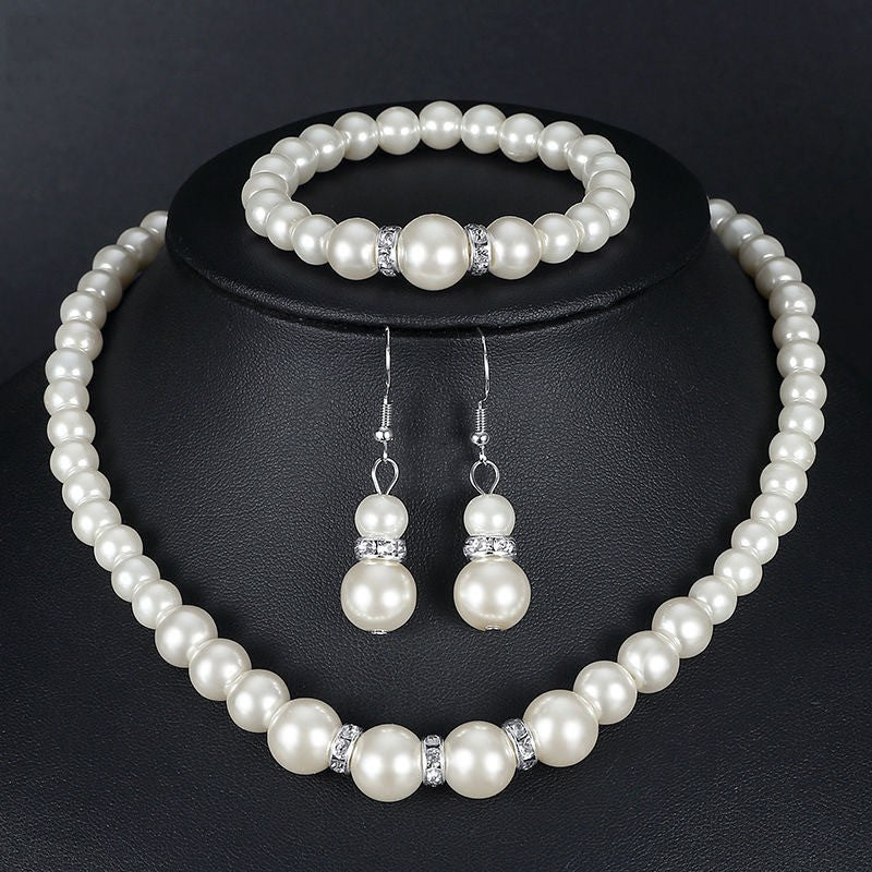 Bride Beautiful Wedding To Give Mom Three-piece Necklaces