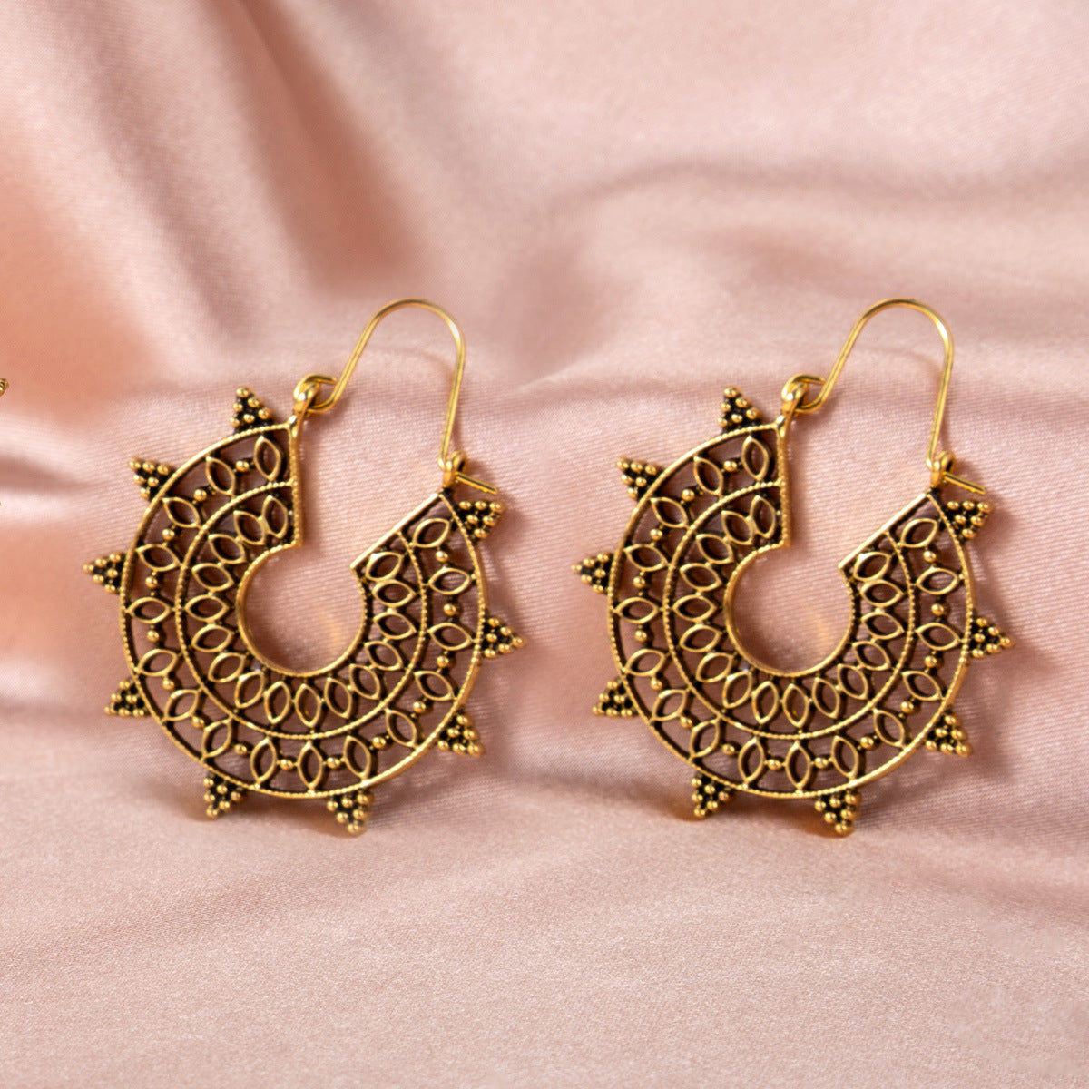 Women's Vintage Hollow Carved For Geometric Scallop Earrings