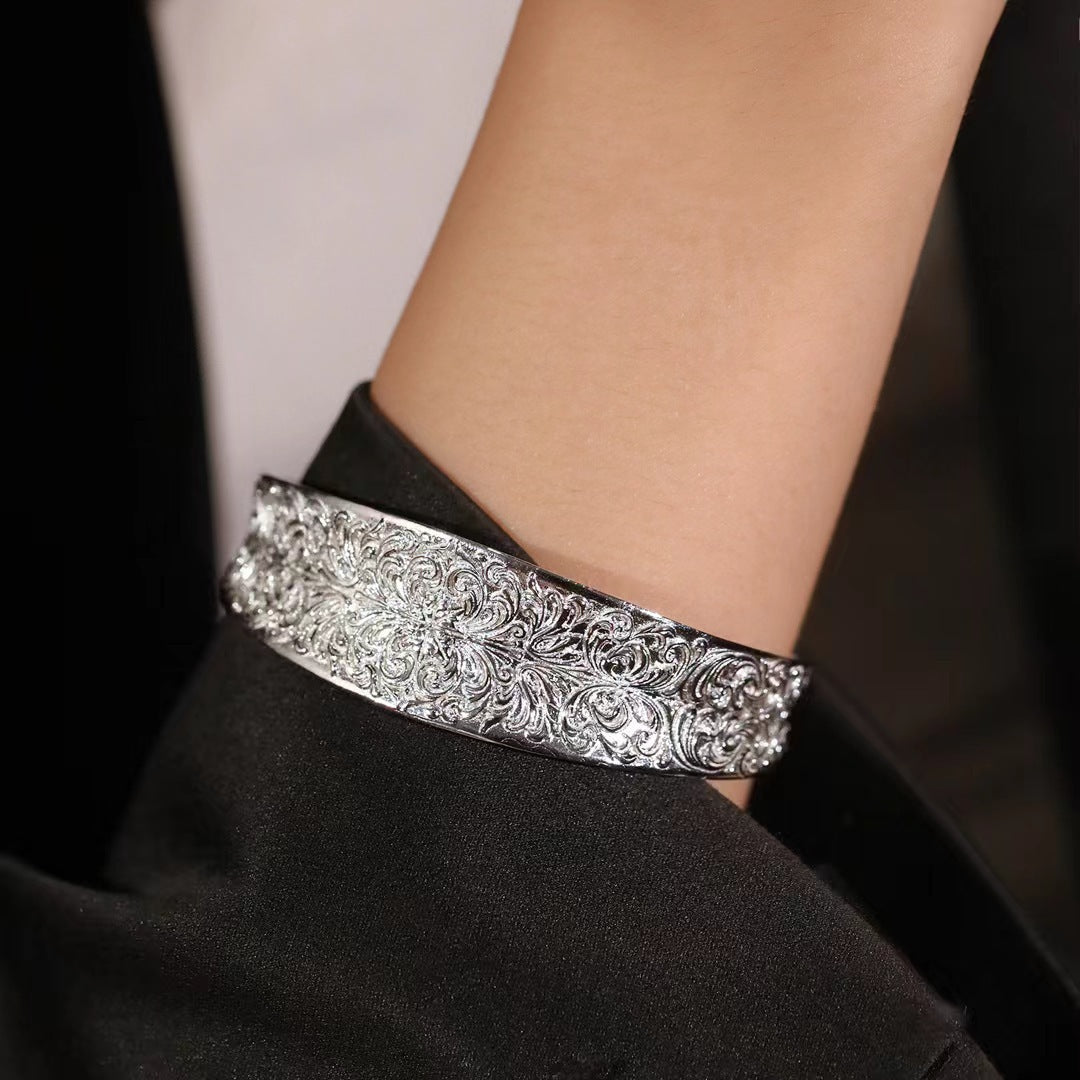 Women's Begonia Pattern Cruciate Flower Crescent Niche Design Bracelets