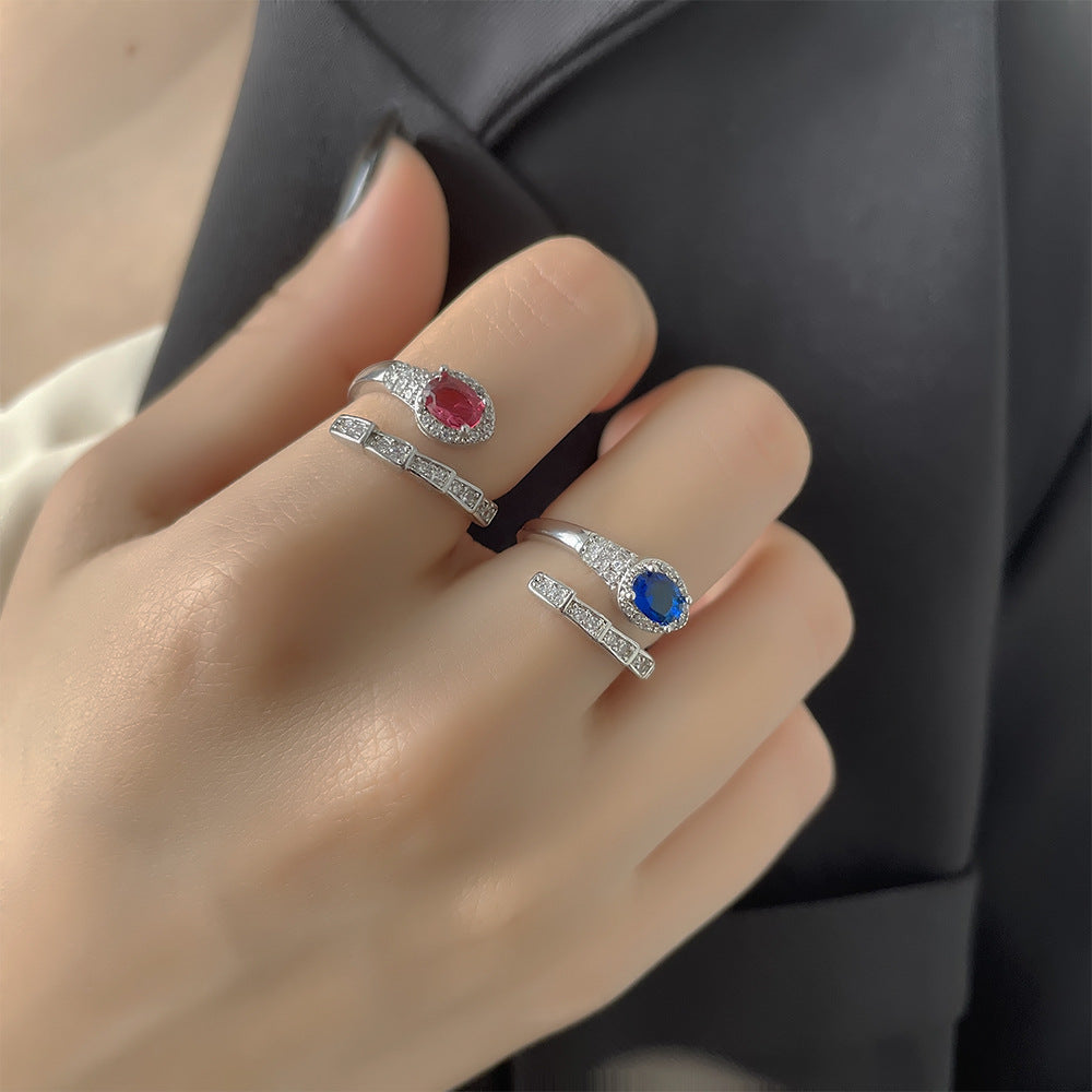 Erschwingliche Ringe mit simulierten Schlangen im Luxusstil mit roten und blauen Diamanten