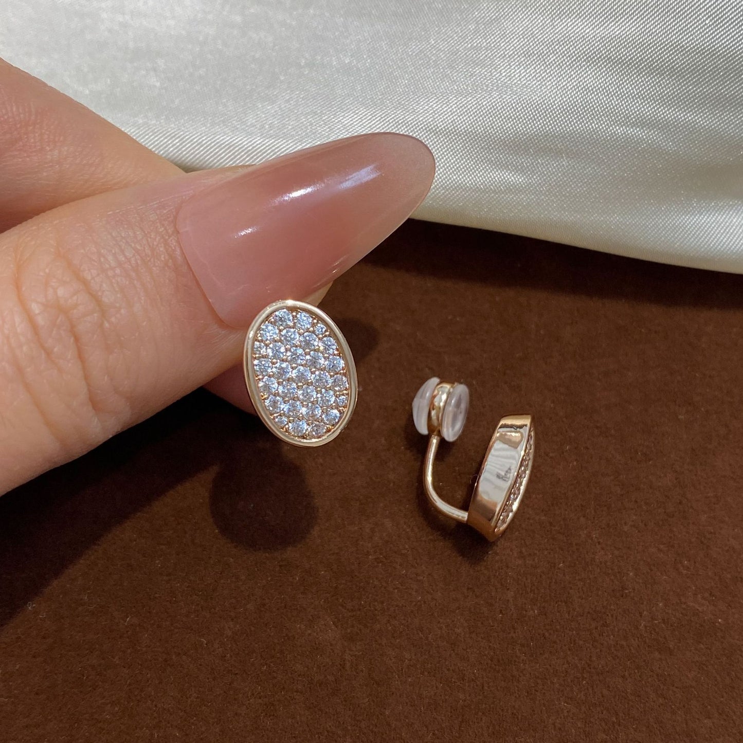 High-grade Micro Inlaid Zircon Exquisite Small Geometric Ellipse Bathtub Light Ear Clip