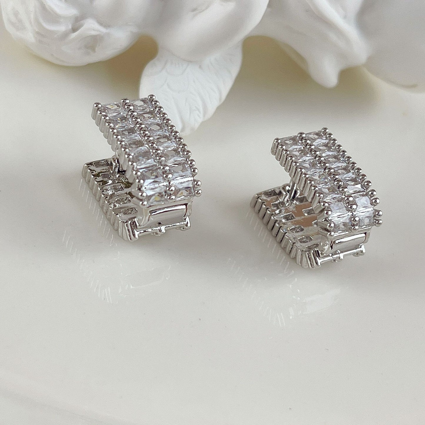 Boucles d'oreilles de tempérament rectangulaires en zircon de style froid simple