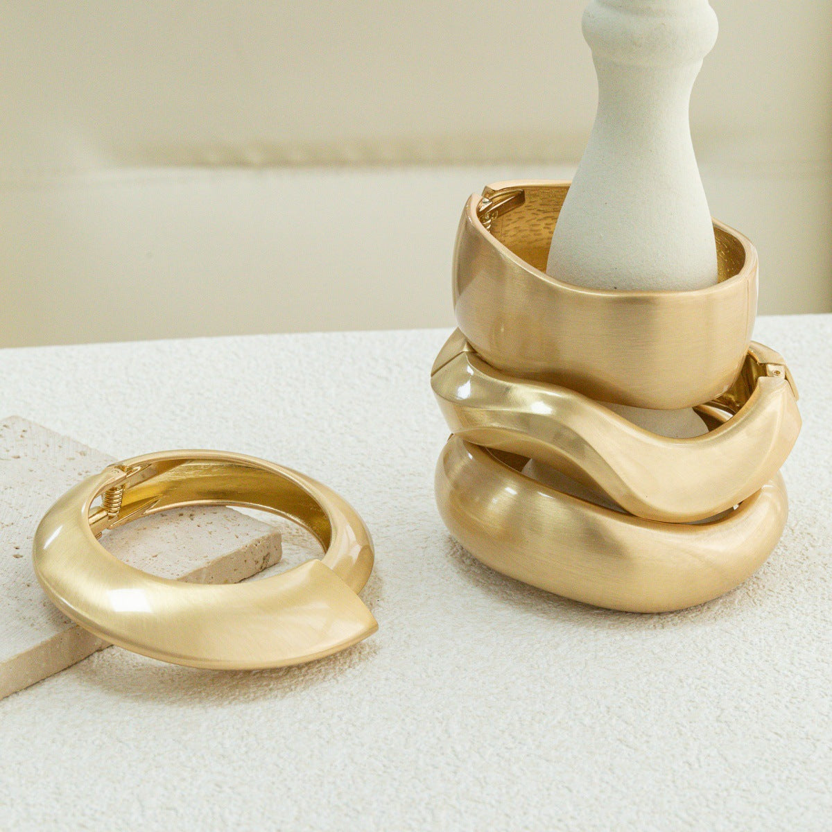 Metal Hollow Open-end Exaggerated Design Light Luxury Bracelet