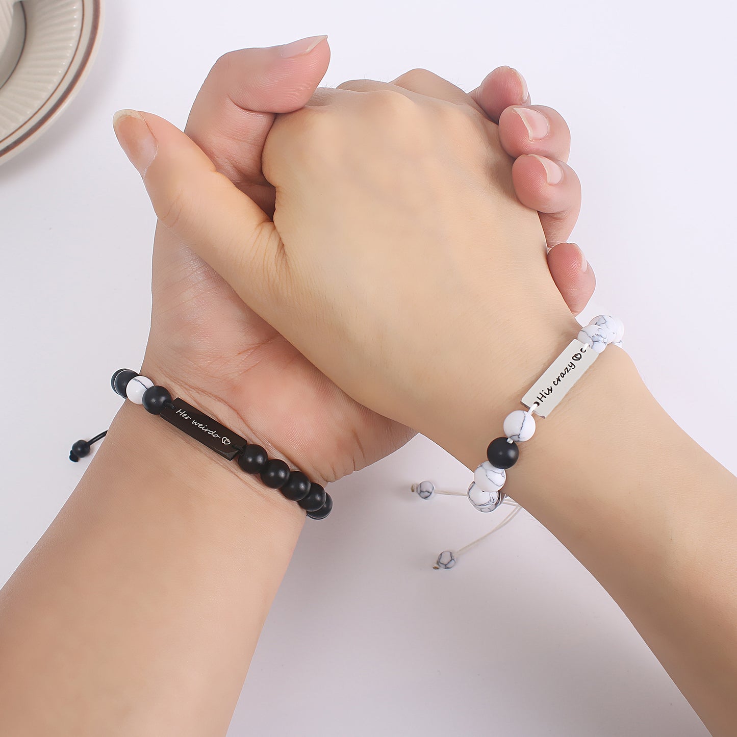 Damen- und Herren-Armbänder aus Edelstahl mit Schriftzug aus weißrindigem Kiefernholz und schwarz gefrostet