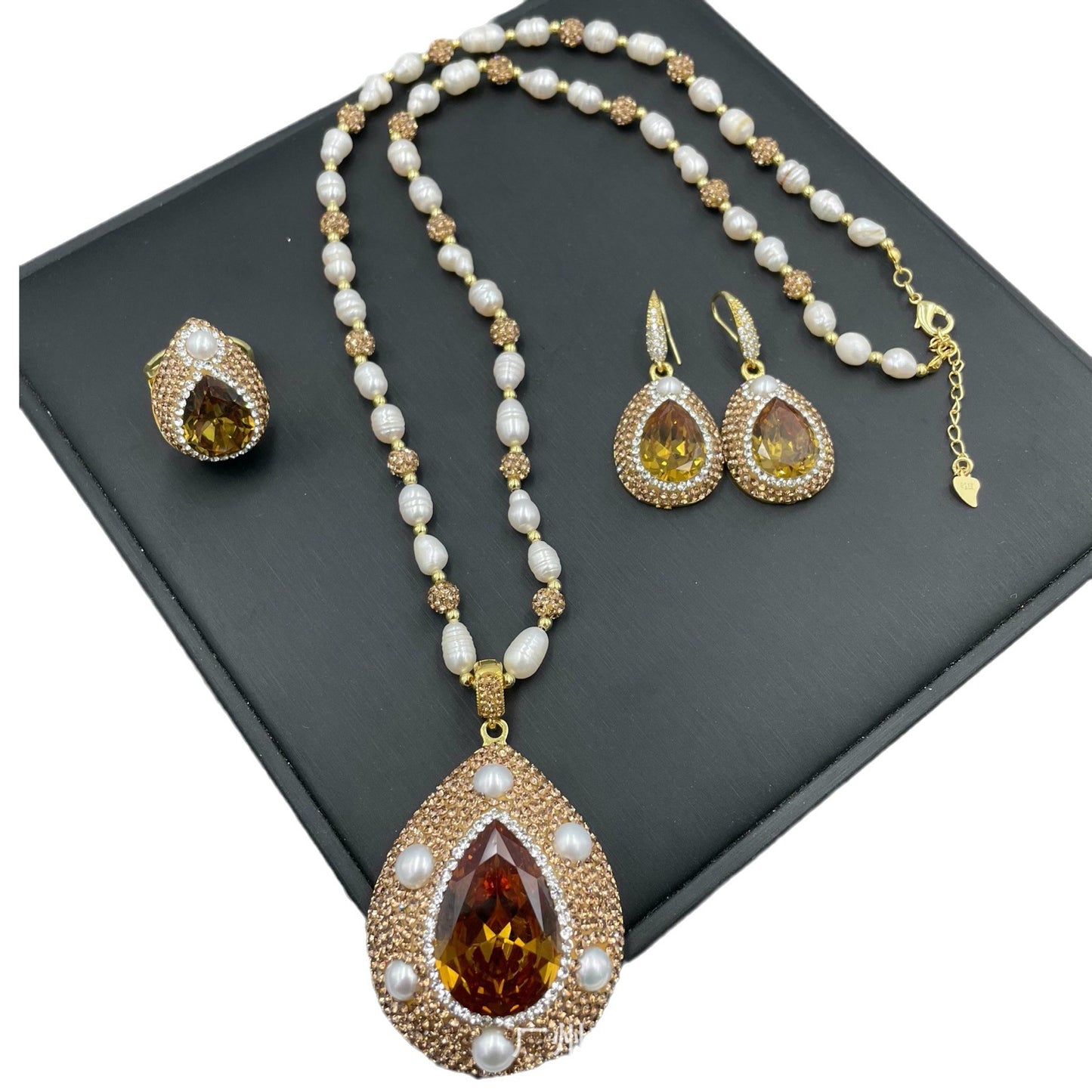 Sudan Stone Inlaid Freshwater Pearl Niche Jewelry Set