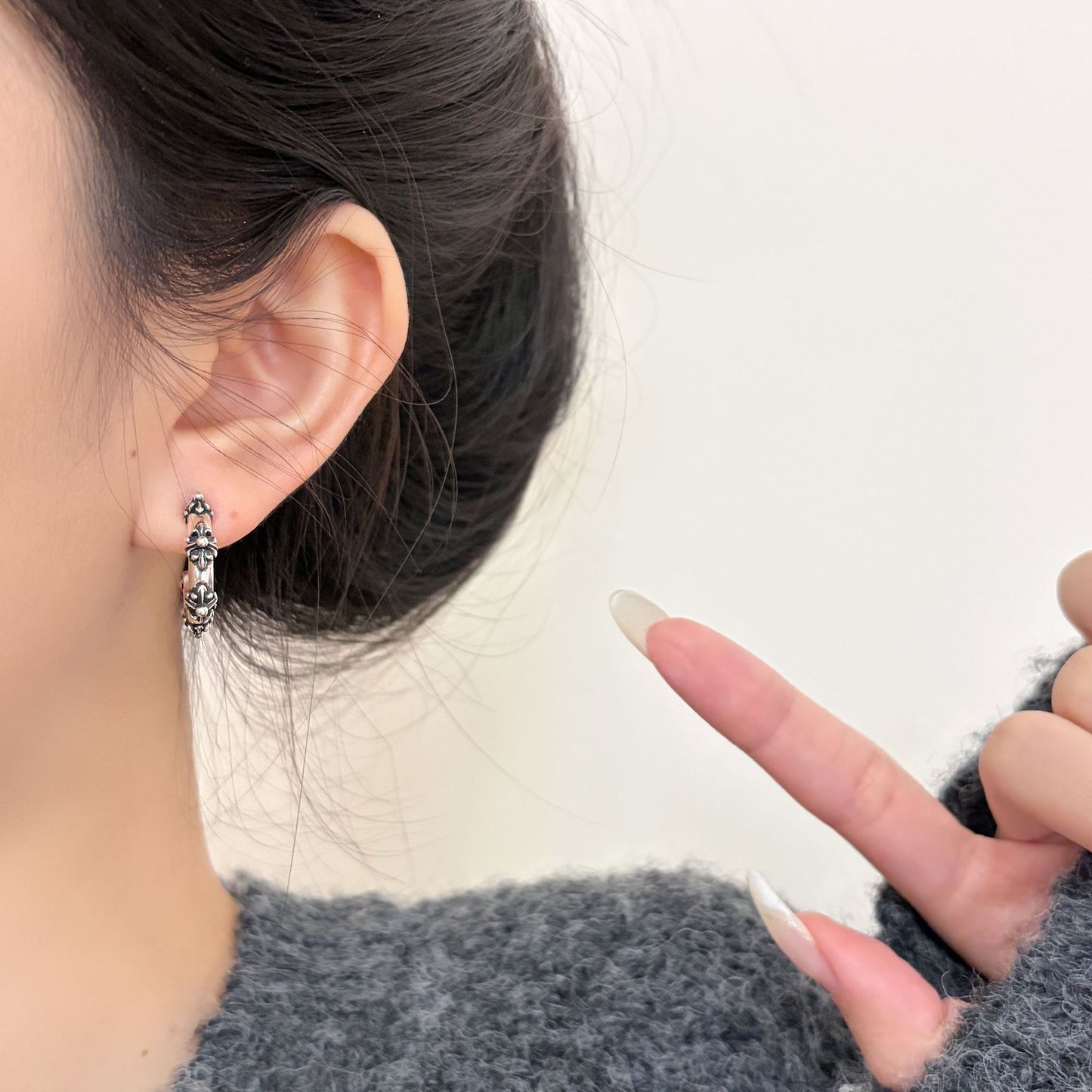 Women's Distressed Style Cross Niche Design Flower-de-luce Retro Trendy Stud Earrings