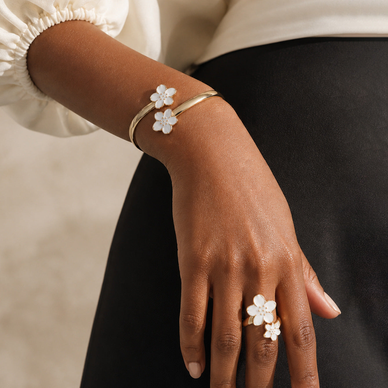 Design Golden Personalized Exaggerated Open Light Bracelet