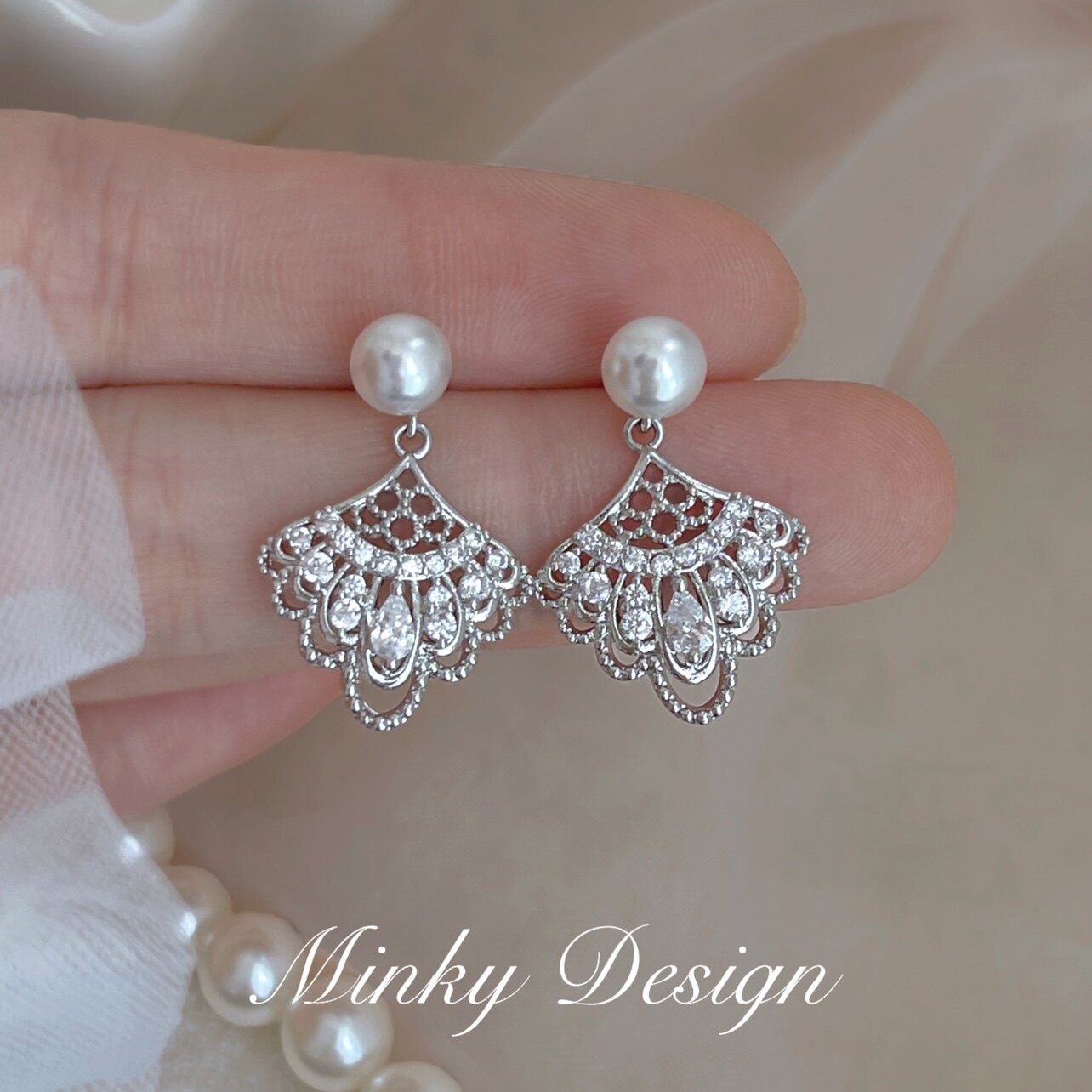 Needle Fabulous Personality Gold Rhinestone Fashion Temperament Stud Earrings