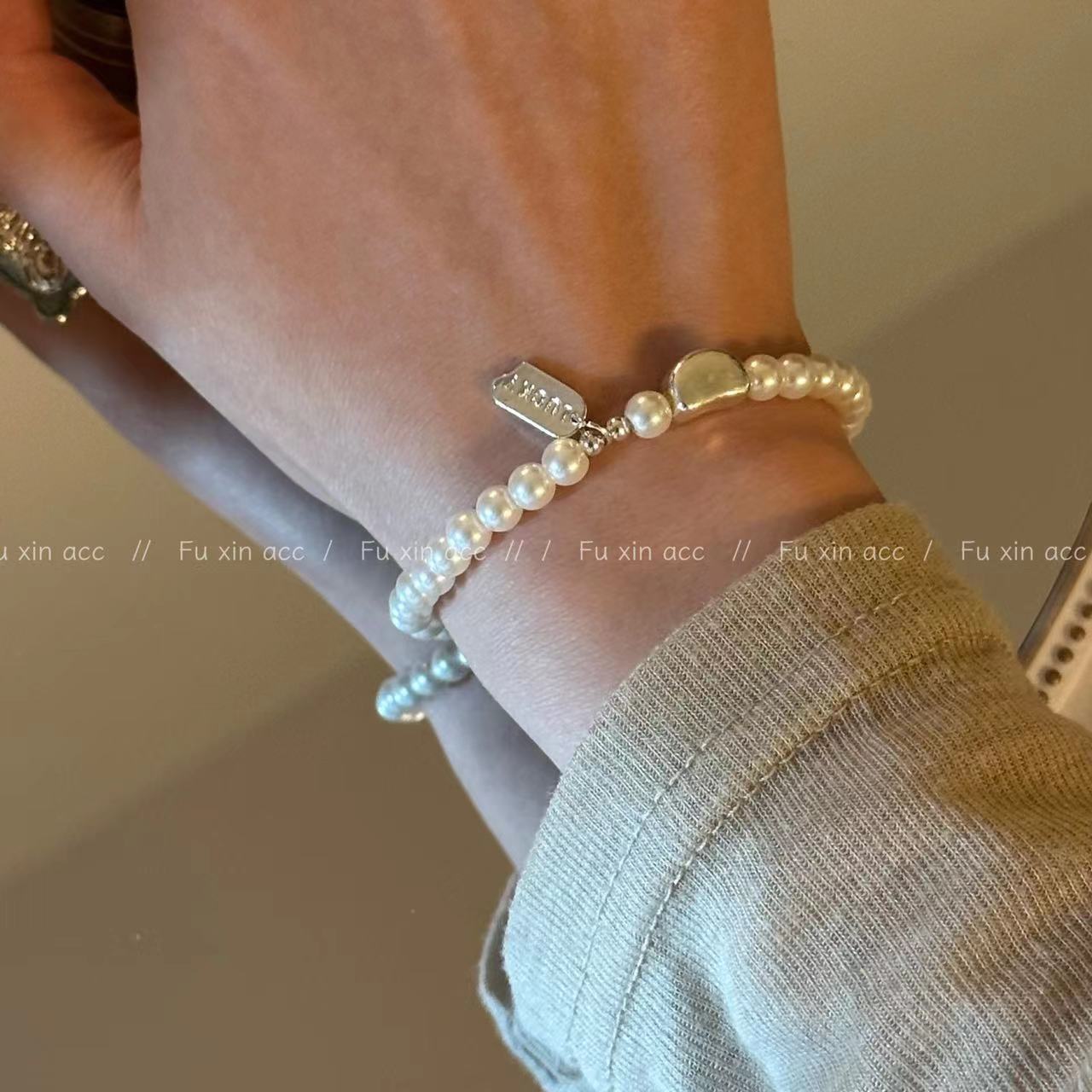 Et des bracelets porte-bonheur de conception de niche féminine en perles d'argent simples