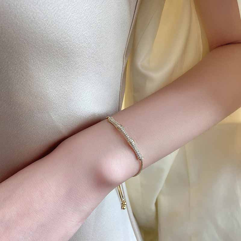 Bracelets féminins en bambou élégants et gracieux avec plein de diamants