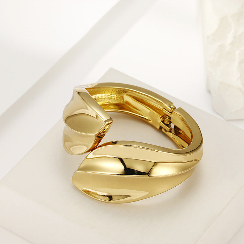 Women's Fashion Large Glossy Gold Exaggerated Personalized Wind Leaves Bracelet