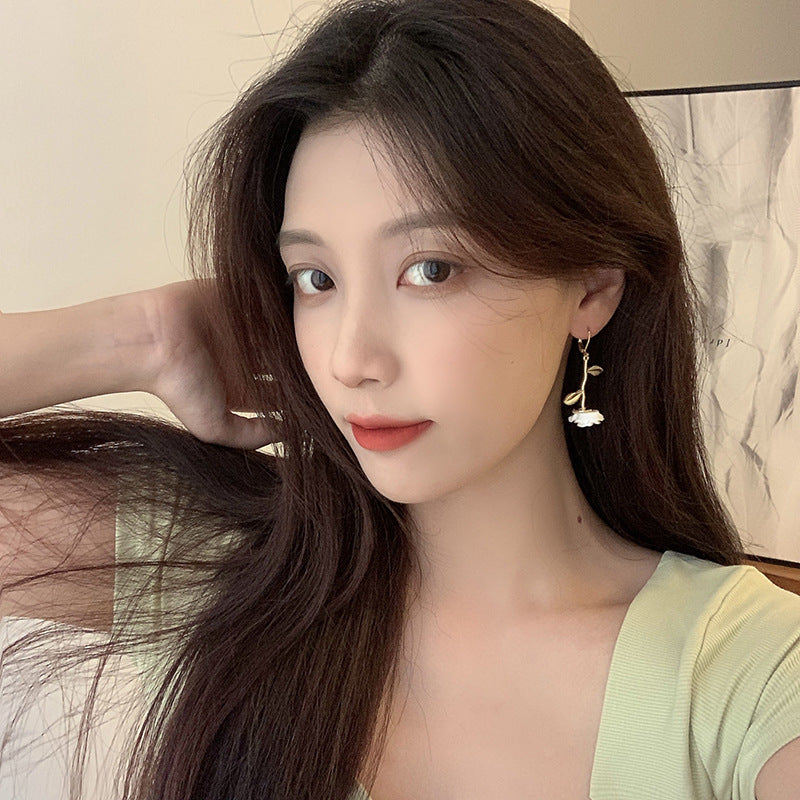 Laziness Rose Vintage Oil Painting Style Three-dimensional Flower Temperament Mosquito Earrings