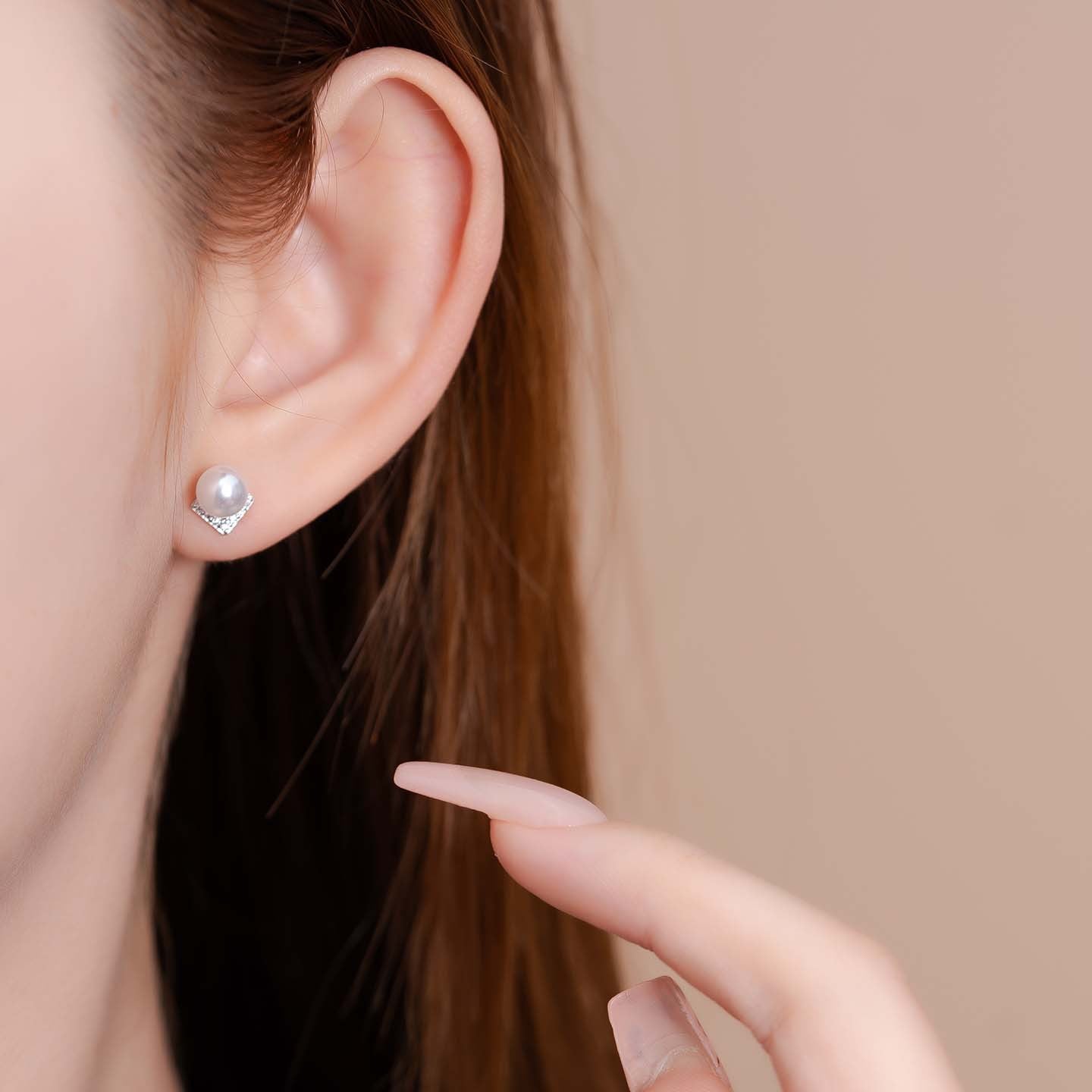 Women's V-shaped Imitation Pearl Exquisite Small Casual Zircon Stud Earrings