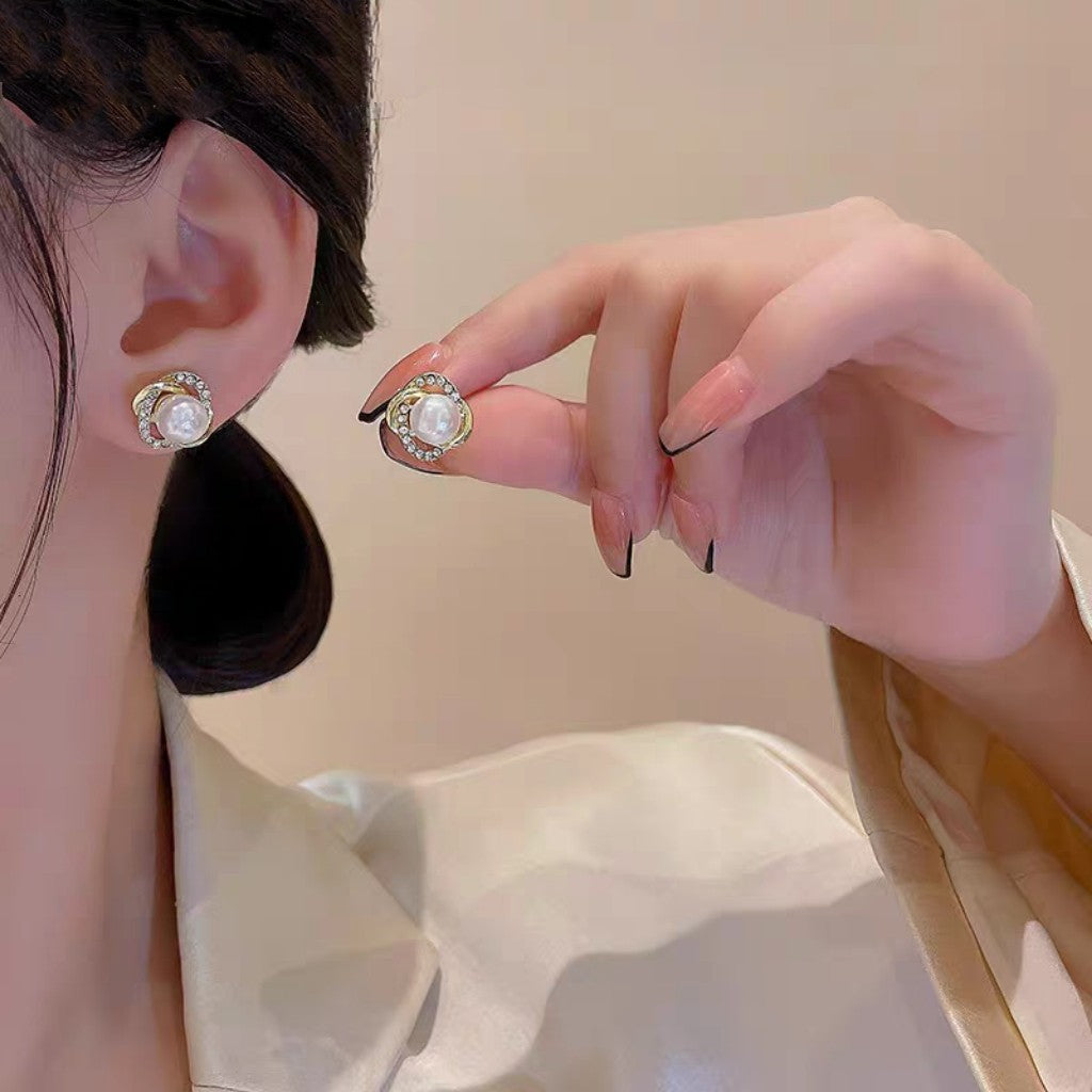 Women's French Pearl Small Exquisite Retro Minority Design Earrings