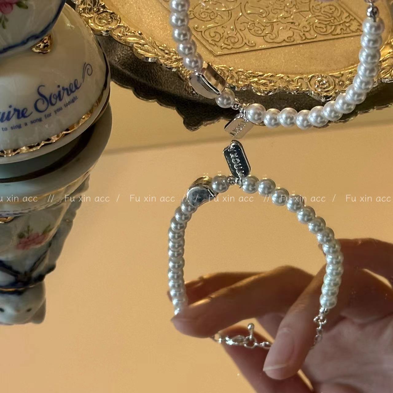 Et des bracelets porte-bonheur de conception de niche féminine en perles d'argent simples