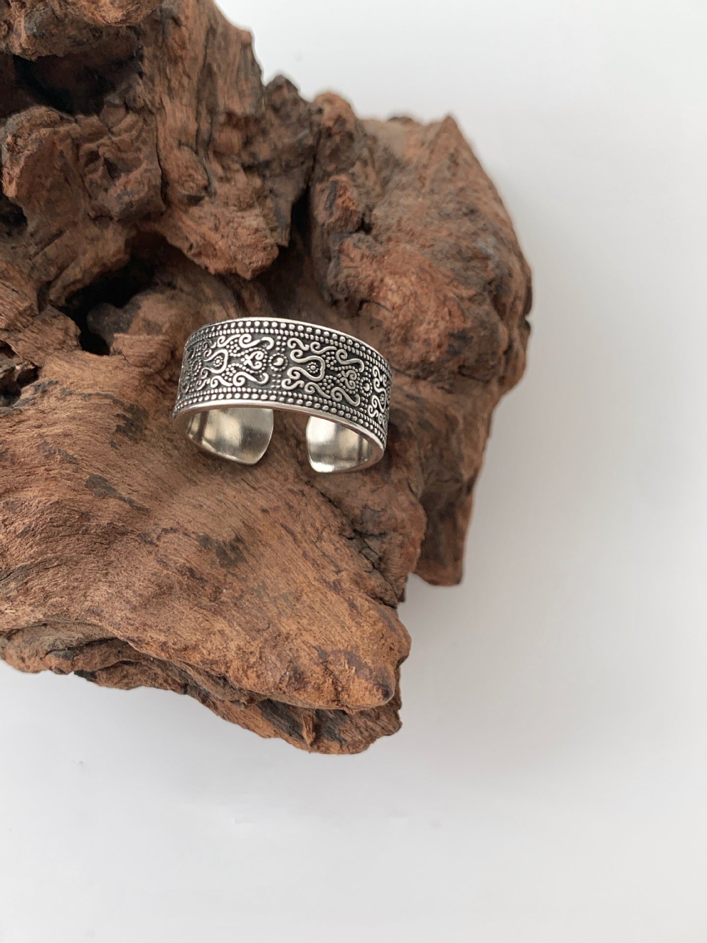 Fashion High-grade Tang Grass Pattern Vintage Wide Version Rings