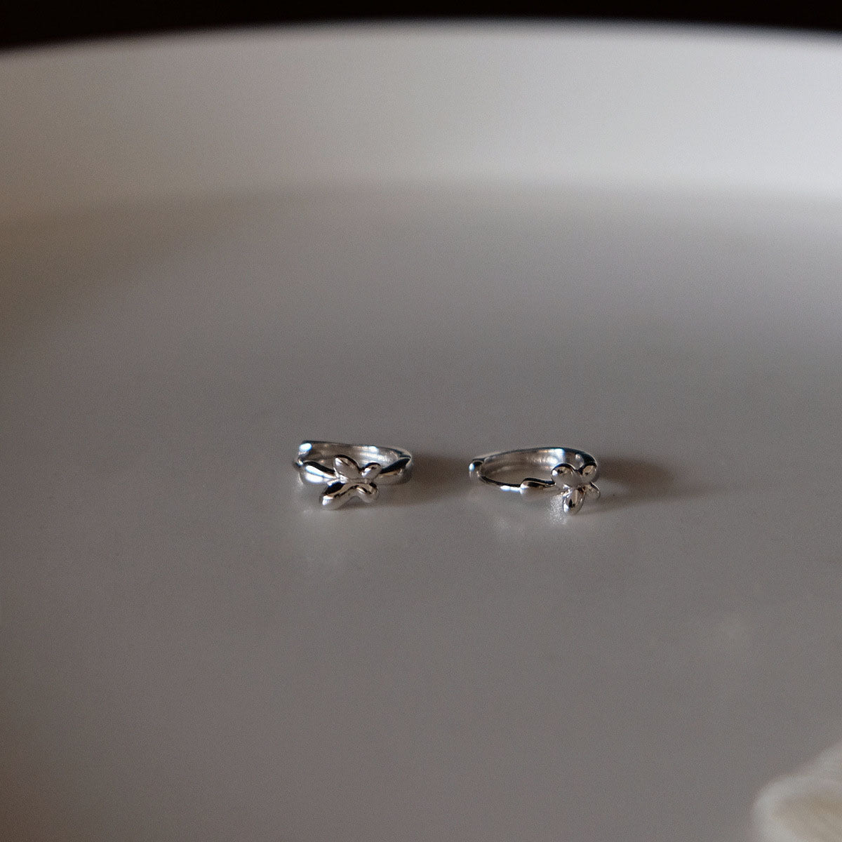 Women's Niche Design Glossy Butterfly Circle Ear Clip Stud Earrings