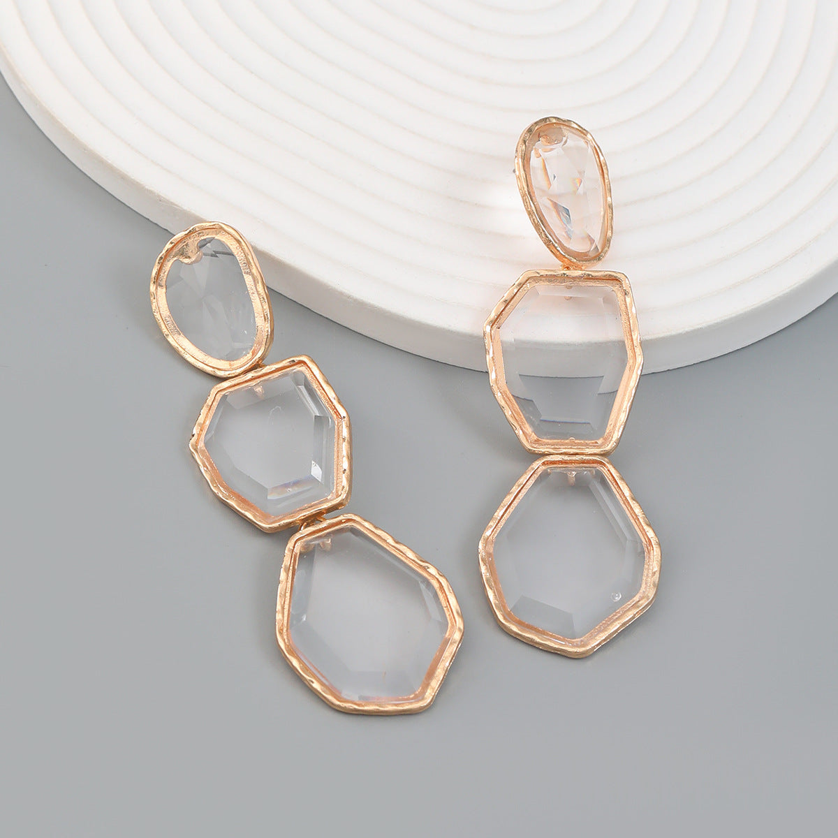 Boucles d'oreilles d'été en alliage polygonal exagéré pour femmes, couleur résine