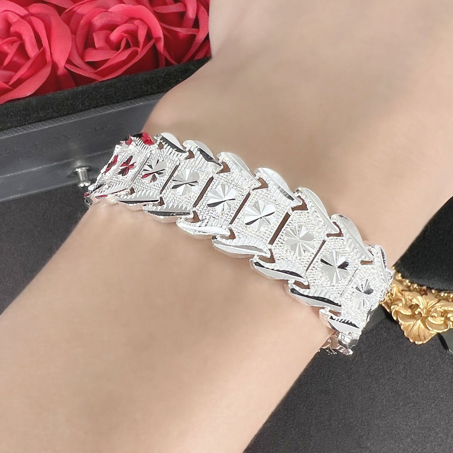 Elegante, vergoldete, massive, handgefertigte Armbänder mit geschnitztem Design