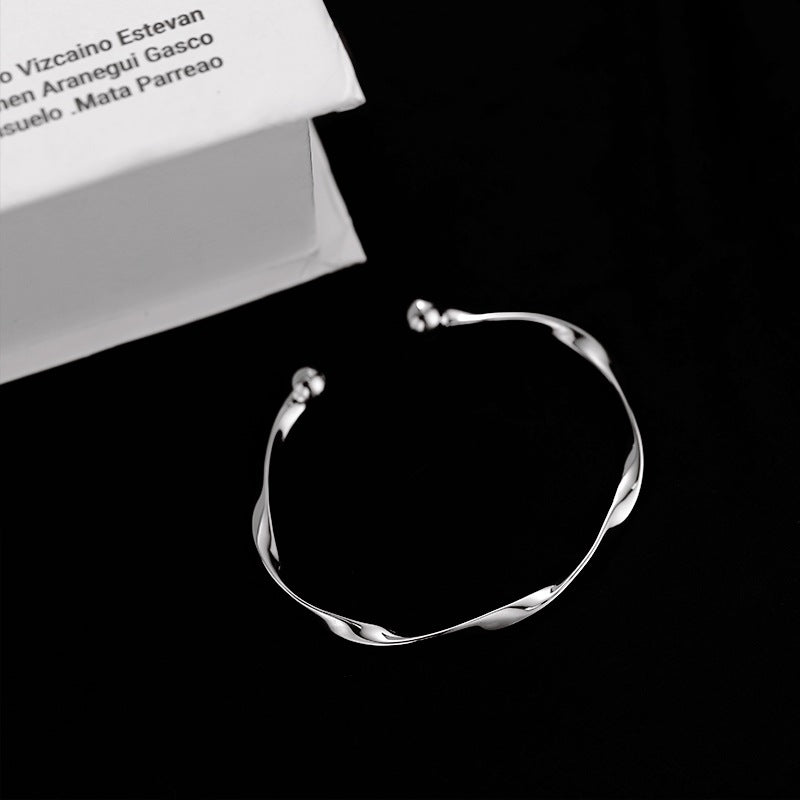Women's Copper Sier-plated Mobius Strip Light Luxury Exquisite Bracelet