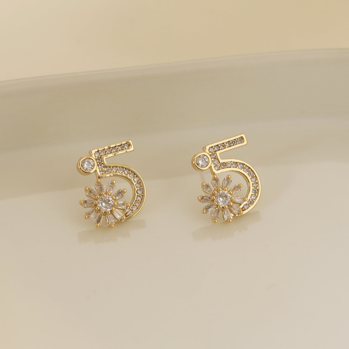 Boucles d'oreilles de niche numérique en zirconium, tempérament de mode de luxe