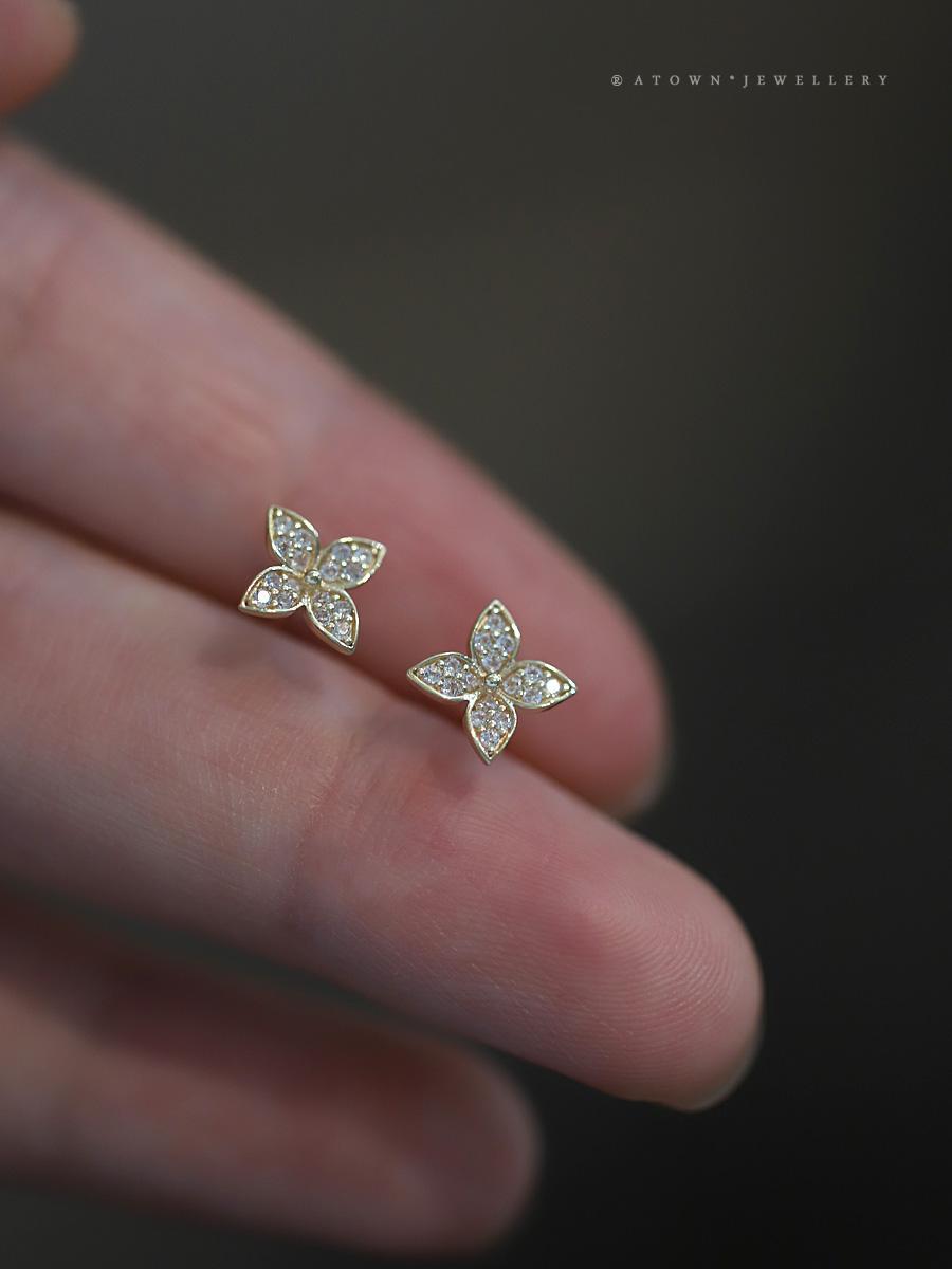 Gold-plated Hydrangea Shape Small Diamond Flower Temperament Niche Earrings