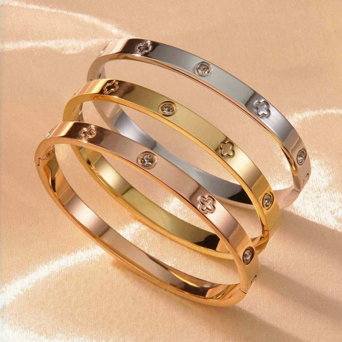 Women's High-grade Buckle Titanium Steel Gold-plated Light Extravagant Love Heart Bracelets