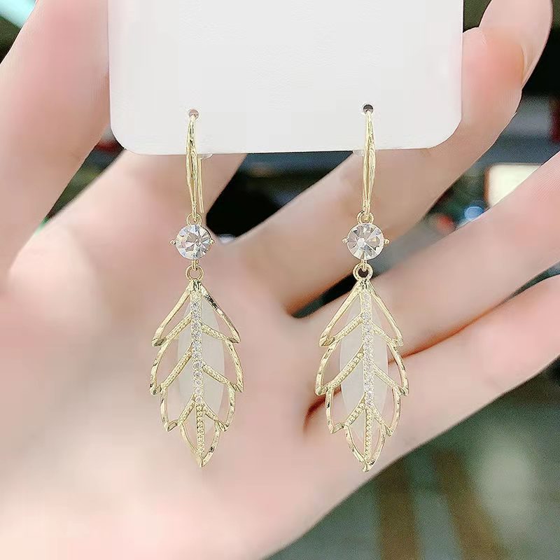 Women's Fashionable Elegant Cat Eye Rhombus Slimming Earrings