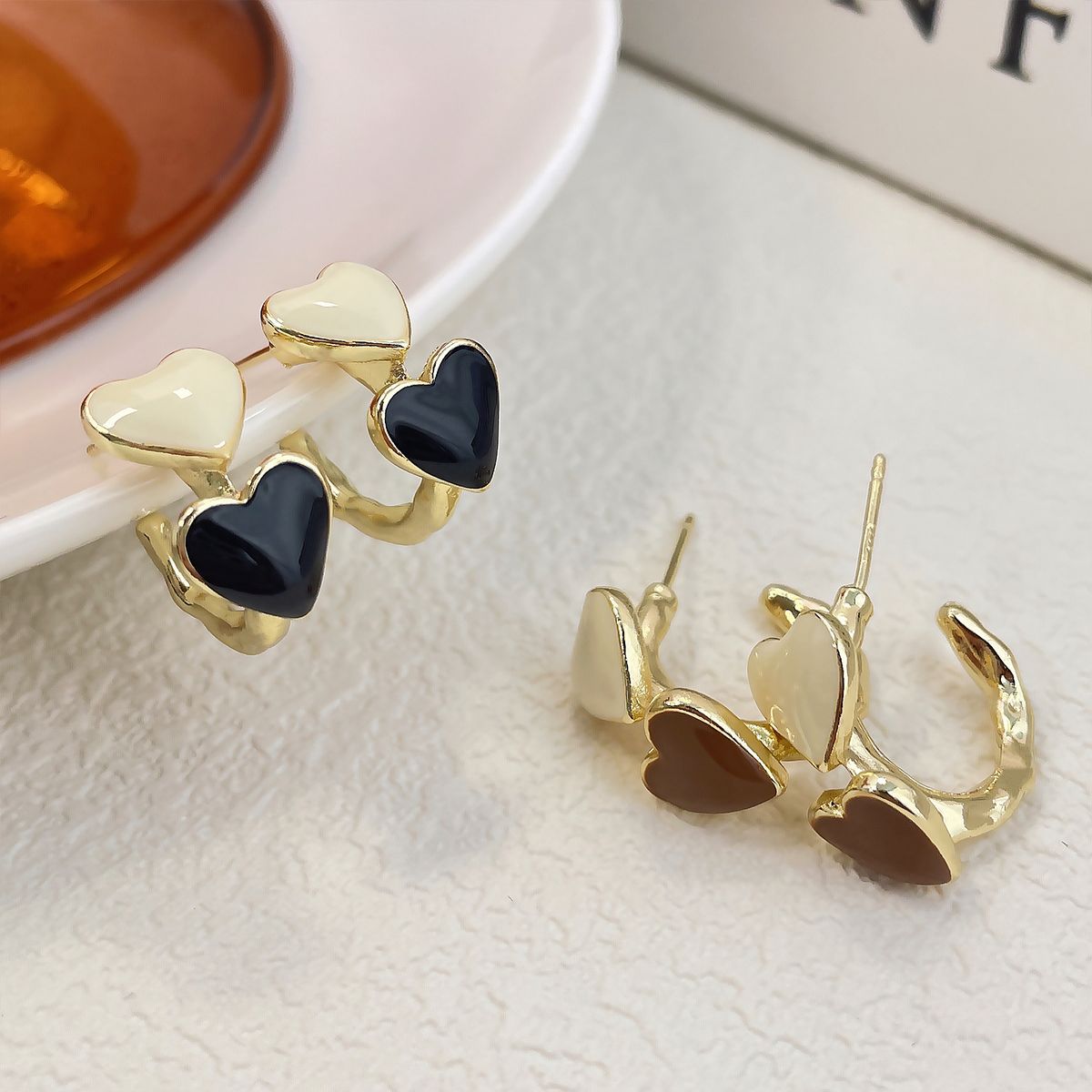 Women's Retro Oil Dripping Heart Shaped Exquisite Earrings