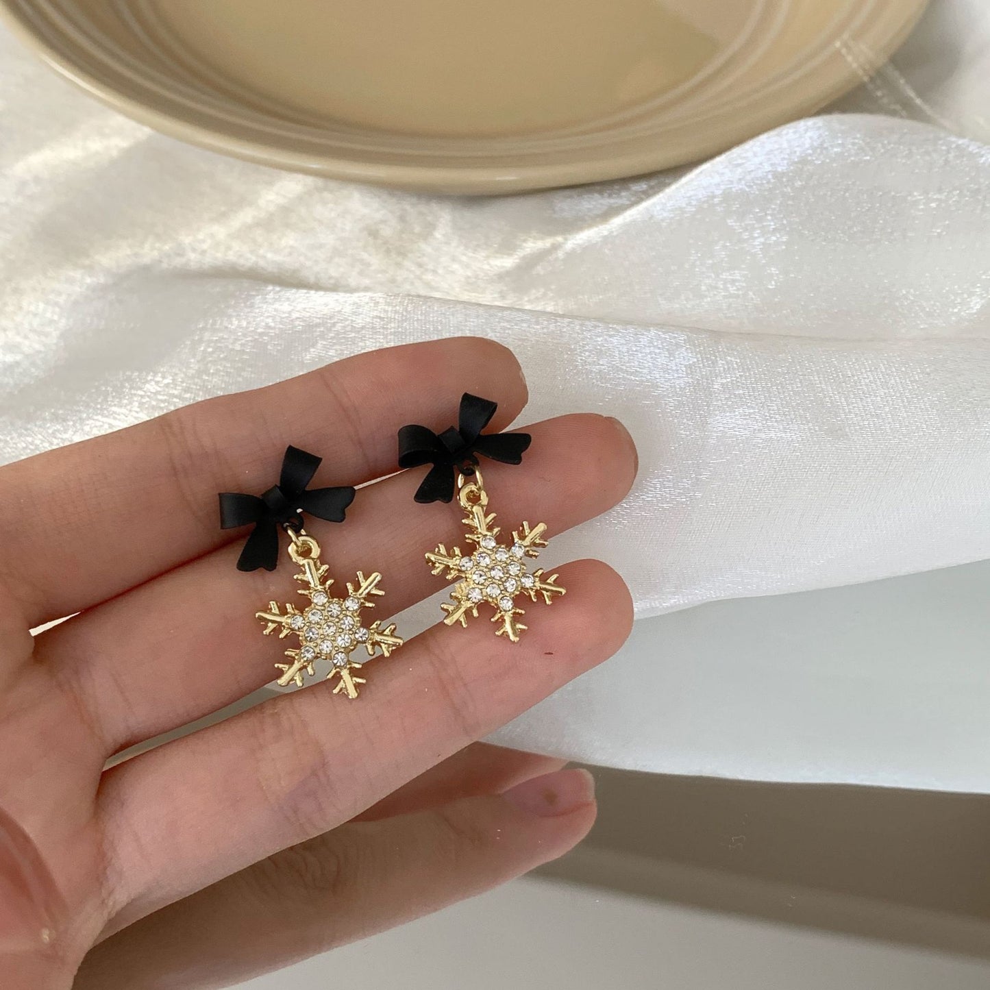 Bow Snowflake Design High Sense Elegant Earrings