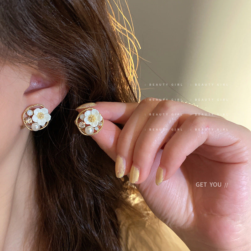 Women's Sier Pearl Flower Round Style Retro Temperamental Earrings