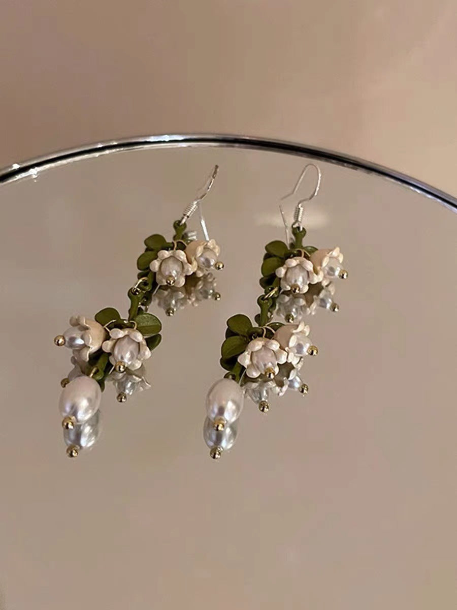 Retro White Flower Niche Design Long Earrings