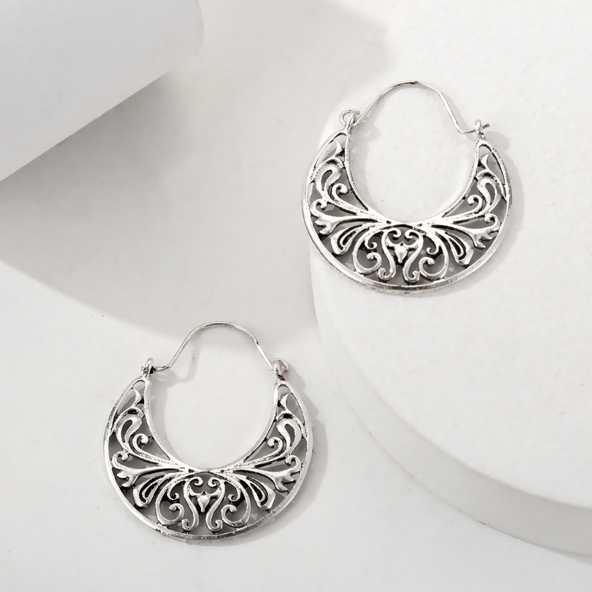 Women's Vintage Hollow Carved For Geometric Scallop Earrings