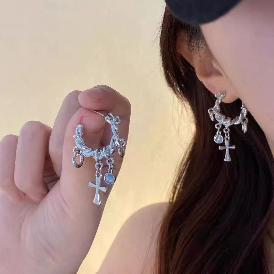 Boucles d'oreilles torsadées avec pendentif croix de style froid personnalisé pour femmes