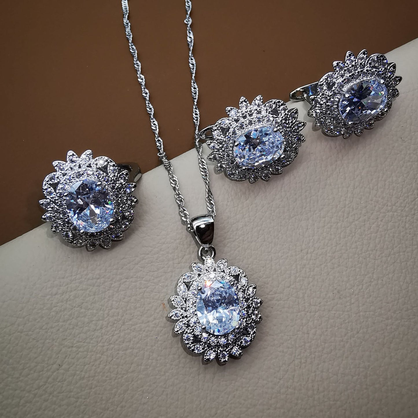 Graceful Glamorous Women's Zircon Grid Leaf Jewelry Set