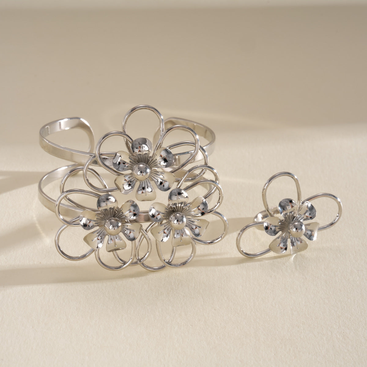 Women's Metal Pleated Flowers Openings Suit Niche Exaggerated Light Luxury Bracelet
