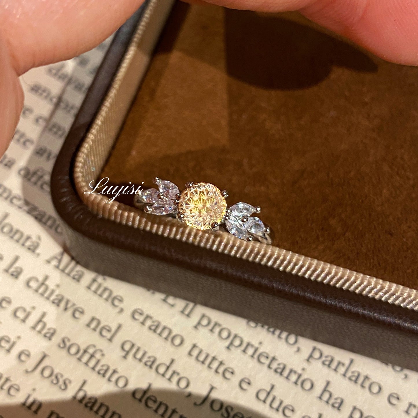 Hot Fireworks Cutting Affordable Luxury Fashion High-grade Court Lace Rose Ring